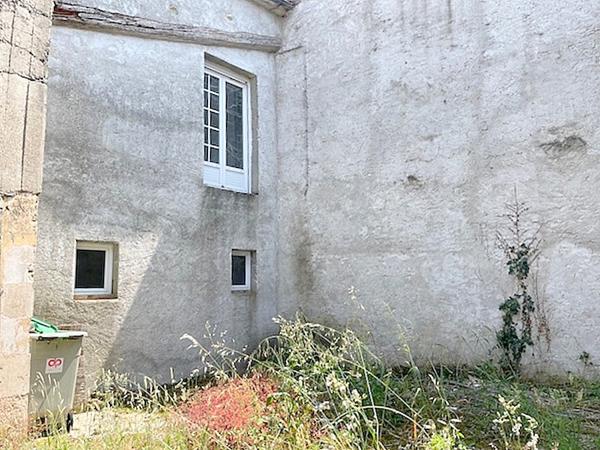 Local à réhabiliter sur 2 niveaux habitation ou commerce 93 m2+ jardin et stationnement