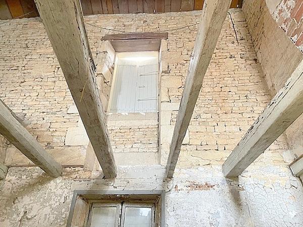 Local à réhabiliter sur 2 niveaux habitation ou commerce 93 m2+ jardin et stationnement