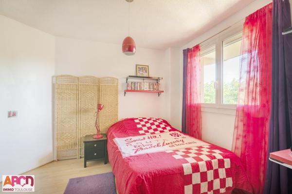 T5 en triplex avec jardin proche de La Dépêche du Midi.