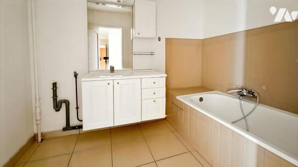 REIMS- SAINT MARCEAUX 
Appartement de 5 pièces d'une superficie de 105m² avec Balcon , situé a...