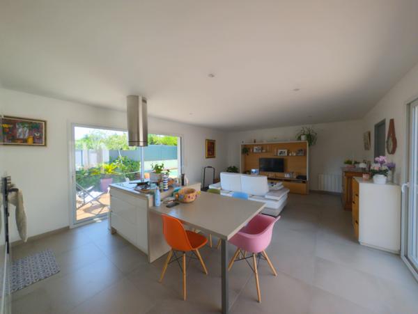 ENTRAIGUES-SUR-LA-SORGUE – MAISON DE PLAIN-PIED AVEC PISCINE