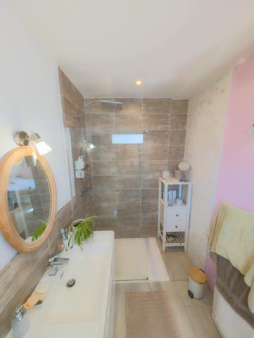 ENTRAIGUES-SUR-LA-SORGUE – MAISON DE PLAIN-PIED AVEC PISCINE