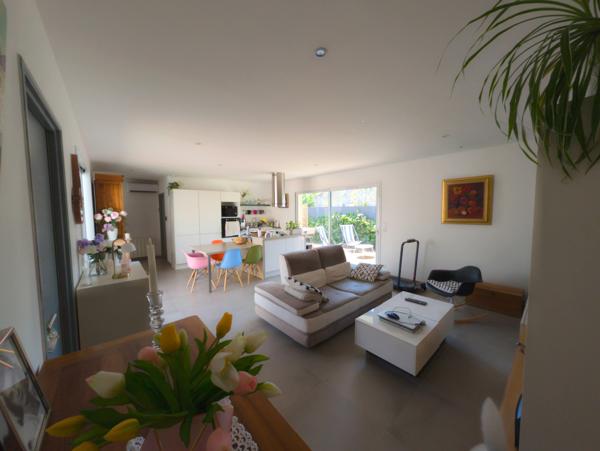 ENTRAIGUES-SUR-LA-SORGUE – MAISON DE PLAIN-PIED AVEC PISCINE