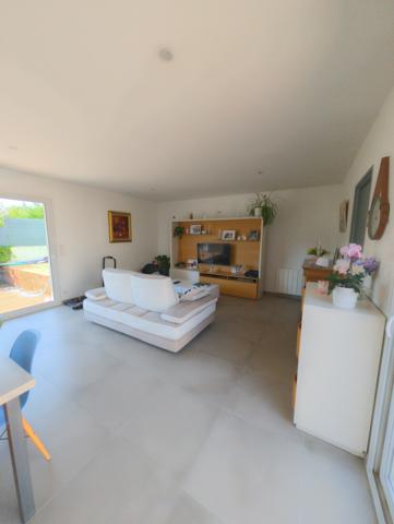 ENTRAIGUES-SUR-LA-SORGUE – MAISON DE PLAIN-PIED AVEC PISCINE