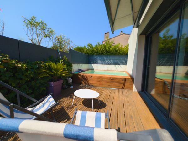 ENTRAIGUES-SUR-LA-SORGUE – MAISON DE PLAIN-PIED AVEC PISCINE