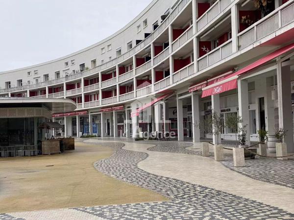 ROYAN FRONT DE MER - MURS COMMERCIAUX