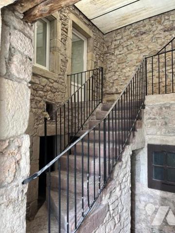 A VENDRE SAINT-AFFRIQUE, centre ville, dans ancien immeuble bourgeois, un appartement duplex de...