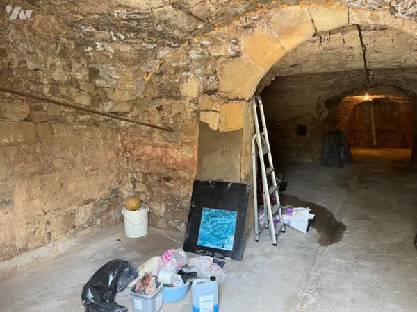 A VENDRE SAINT-AFFRIQUE, centre ville, dans ancien immeuble bourgeois, un appartement duplex de...