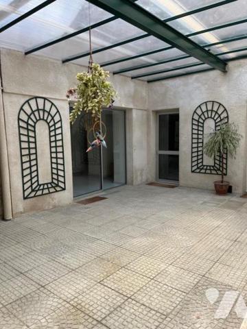 A VENDRE SAINT-AFFRIQUE, centre ville, dans ancien immeuble bourgeois, un appartement duplex de...