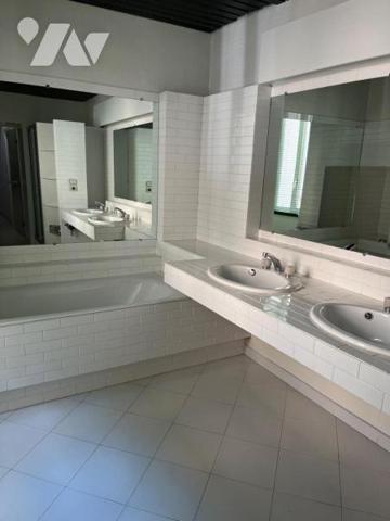 A VENDRE SAINT-AFFRIQUE, centre ville, dans ancien immeuble bourgeois, un appartement duplex de...