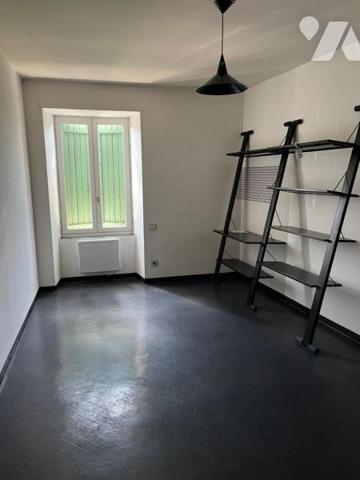 A VENDRE SAINT-AFFRIQUE, centre ville, dans ancien immeuble bourgeois, un appartement duplex de...