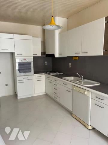 A VENDRE SAINT-AFFRIQUE, centre ville, dans ancien immeuble bourgeois, un appartement duplex de...