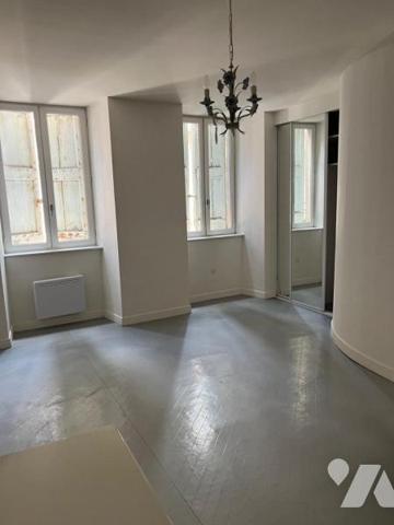 A VENDRE SAINT-AFFRIQUE, centre ville, dans ancien immeuble bourgeois, un appartement duplex de...