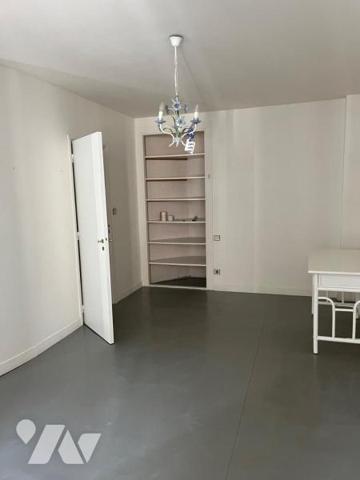 A VENDRE SAINT-AFFRIQUE, centre ville, dans ancien immeuble bourgeois, un appartement duplex de...