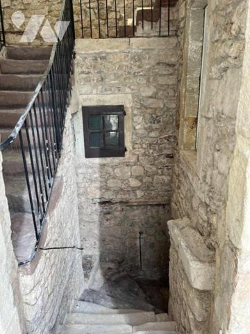 A VENDRE SAINT-AFFRIQUE, centre ville, dans ancien immeuble bourgeois, un appartement duplex de...