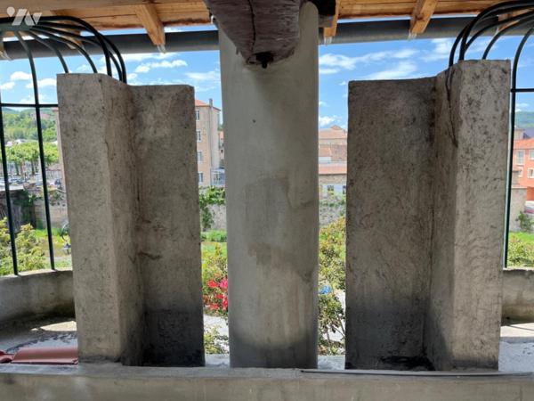 A VENDRE SAINT-AFFRIQUE, centre ville, dans ancien immeuble bourgeois, un appartement duplex de...