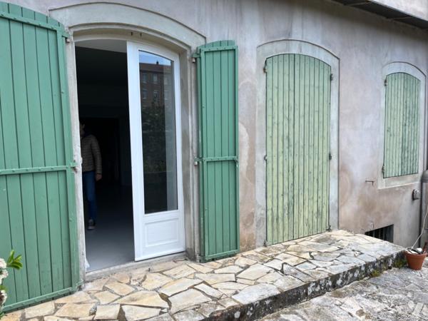 A VENDRE SAINT-AFFRIQUE, centre ville, dans ancien immeuble bourgeois, un appartement duplex de...