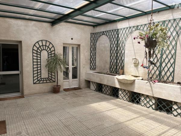 A VENDRE SAINT-AFFRIQUE, centre ville, dans ancien immeuble bourgeois, un appartement duplex de...