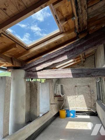 A VENDRE SAINT-AFFRIQUE, centre ville, dans ancien immeuble bourgeois, un appartement duplex de...