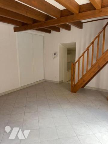 A VENDRE SAINT-AFFRIQUE, centre ville, dans ancien immeuble bourgeois, un appartement duplex de...