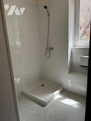 A VENDRE SAINT-AFFRIQUE, centre ville, dans ancien immeuble bourgeois, un appartement duplex de...