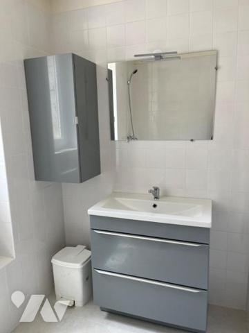 A VENDRE SAINT-AFFRIQUE, centre ville, dans ancien immeuble bourgeois, un appartement duplex de...