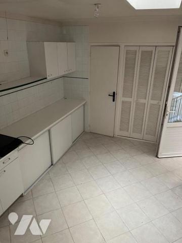 A VENDRE SAINT-AFFRIQUE, centre ville, dans ancien immeuble bourgeois, un appartement duplex de...