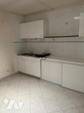 A VENDRE SAINT-AFFRIQUE, centre ville, dans ancien immeuble bourgeois, un appartement duplex de...