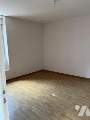 A VENDRE SAINT-AFFRIQUE, centre ville, dans ancien immeuble bourgeois, un appartement duplex de...