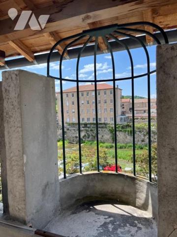 A VENDRE SAINT-AFFRIQUE, centre ville, dans ancien immeuble bourgeois, un appartement duplex de...