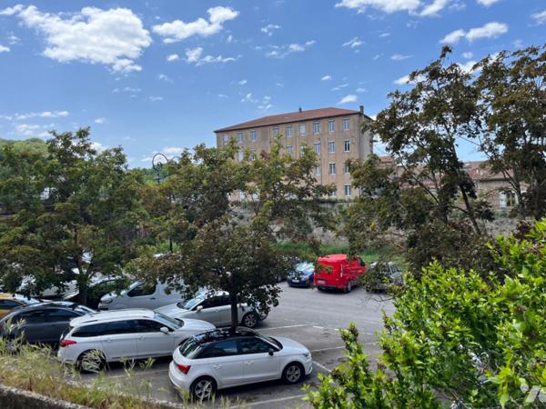 A VENDRE SAINT-AFFRIQUE, centre ville, dans ancien immeuble bourgeois, un appartement duplex de...