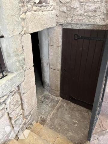 A VENDRE SAINT-AFFRIQUE, centre ville, dans ancien immeuble bourgeois, un appartement duplex de...