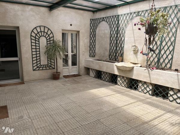 A VENDRE SAINT-AFFRIQUE, centre ville, dans ancien immeuble bourgeois, un appartement duplex de...