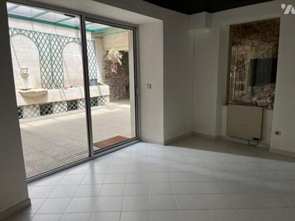 A VENDRE SAINT-AFFRIQUE, centre ville, dans ancien immeuble bourgeois, un appartement duplex de...