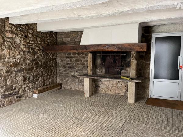 A VENDRE SAINT-AFFRIQUE, centre ville, dans ancien immeuble bourgeois, un appartement duplex de...