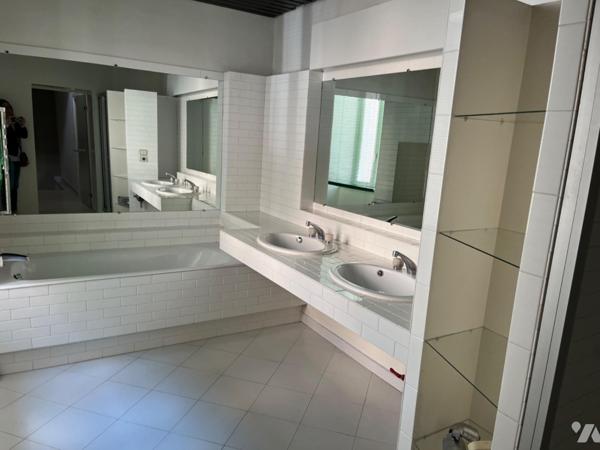 A VENDRE SAINT-AFFRIQUE, centre ville, dans ancien immeuble bourgeois, un appartement duplex de...