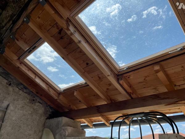 A VENDRE SAINT-AFFRIQUE, centre ville, dans ancien immeuble bourgeois, un appartement duplex de...