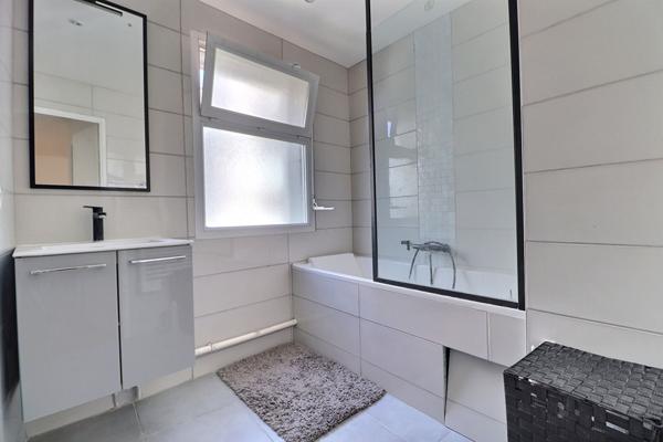 4 pièces traversant, balcon  2 parkings, à deux pas des transports et du Campus Condorcet