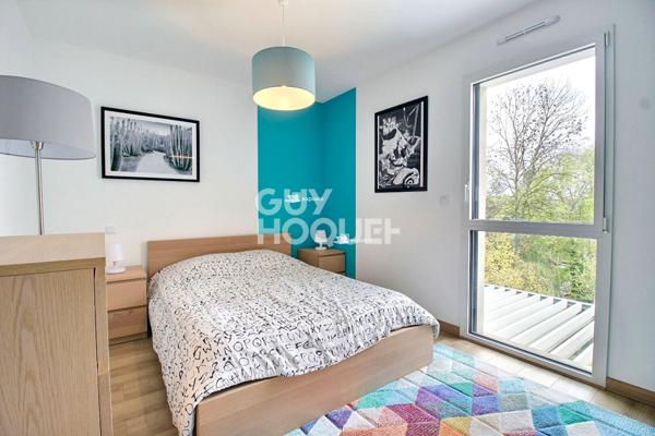 Maison contemporaine avec piscine chauffée et garage.