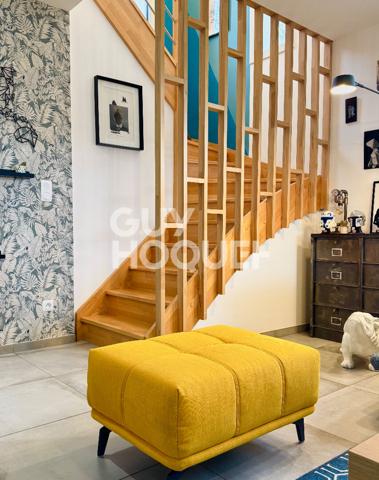 Maison contemporaine avec piscine chauffée et garage.