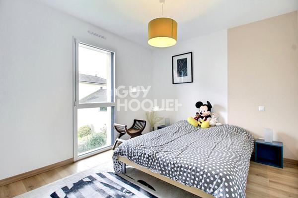 Maison contemporaine avec piscine chauffée et garage.