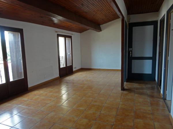 Dpt Pyrénées Orientales (66), à vendre ESPIRA DE L'AGLY immeuble de 202 m² avec 2 T3 un garage et une cour