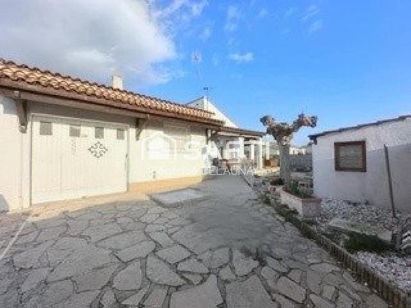 MAISON DE PLAIN-PIED, DEUX CHAMBRES ET GARAGE