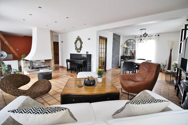 Le Plessis-Bouchard - Maison familiale de 155 m² habitables avec jolie jardin arboré dans un environnement calme! €580 000 ** - Référence 25-3860