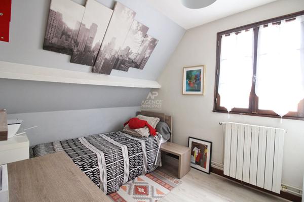 Le Plessis-Bouchard - Maison familiale de 155 m² habitables avec jolie jardin arboré dans un environnement calme! €580 000 ** - Référence 25-3860