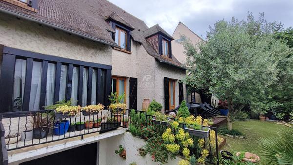 Le Plessis-Bouchard - Maison familiale de 155 m² habitables avec jolie jardin arboré dans un environnement calme! €580 000 ** - Référence 25-3860