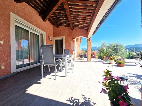 À vendre  Maison de plain-pied avec studio indépendant, piscine et prestations haut de gamme