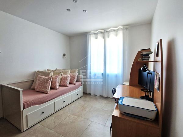 À vendre  Maison de plain-pied avec studio indépendant, piscine et prestations haut de gamme