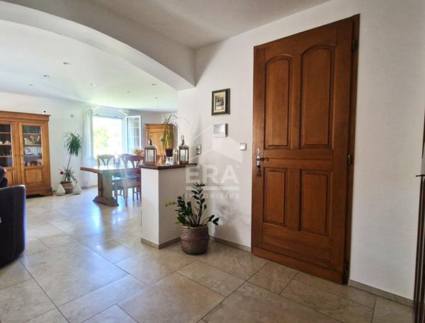 À vendre  Maison de plain-pied avec studio indépendant, piscine et prestations haut de gamme