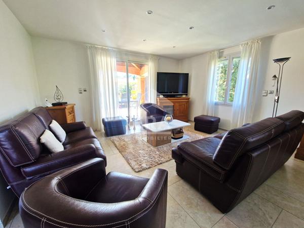 À vendre  Maison de plain-pied avec studio indépendant, piscine et prestations haut de gamme